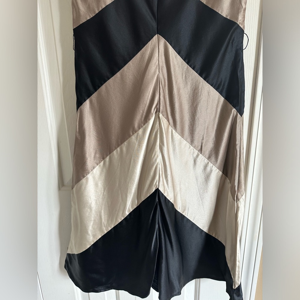 ASO THE O.C. Summer Roberts (Rachel Bilson) silk chevron dress alt gray - Picture 7 of 12